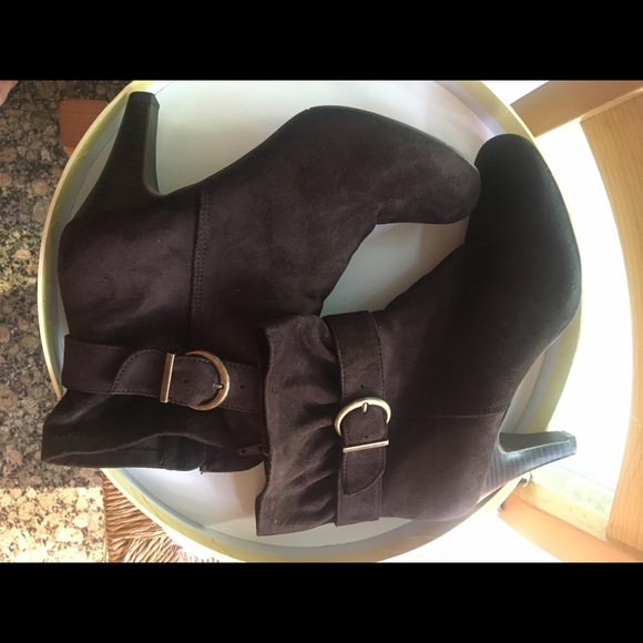 Brown Suede Booties. Size: 8.5 - Picture 2 of 7